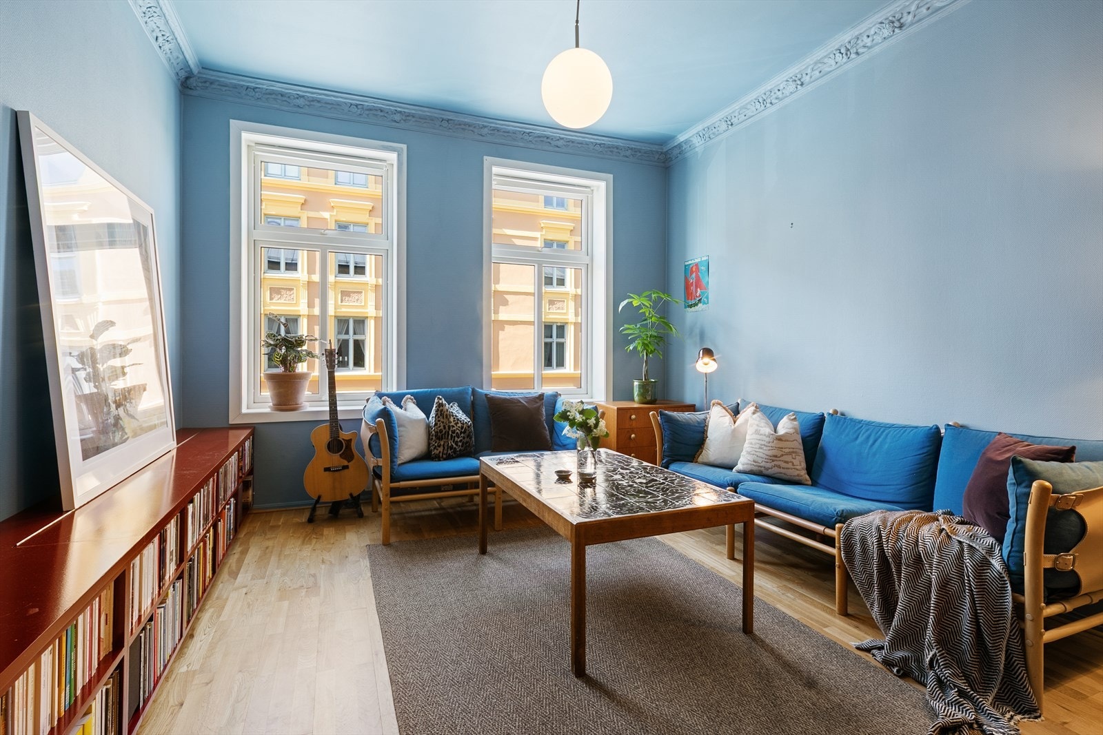 Stuen er romslig og innbydende med god plass til sofagruppe, bord og TV-benk. Generøs takhøyde (2,9m) kombinert med de store vinduene bidrar til en luftig romfølelse. Galleribilde