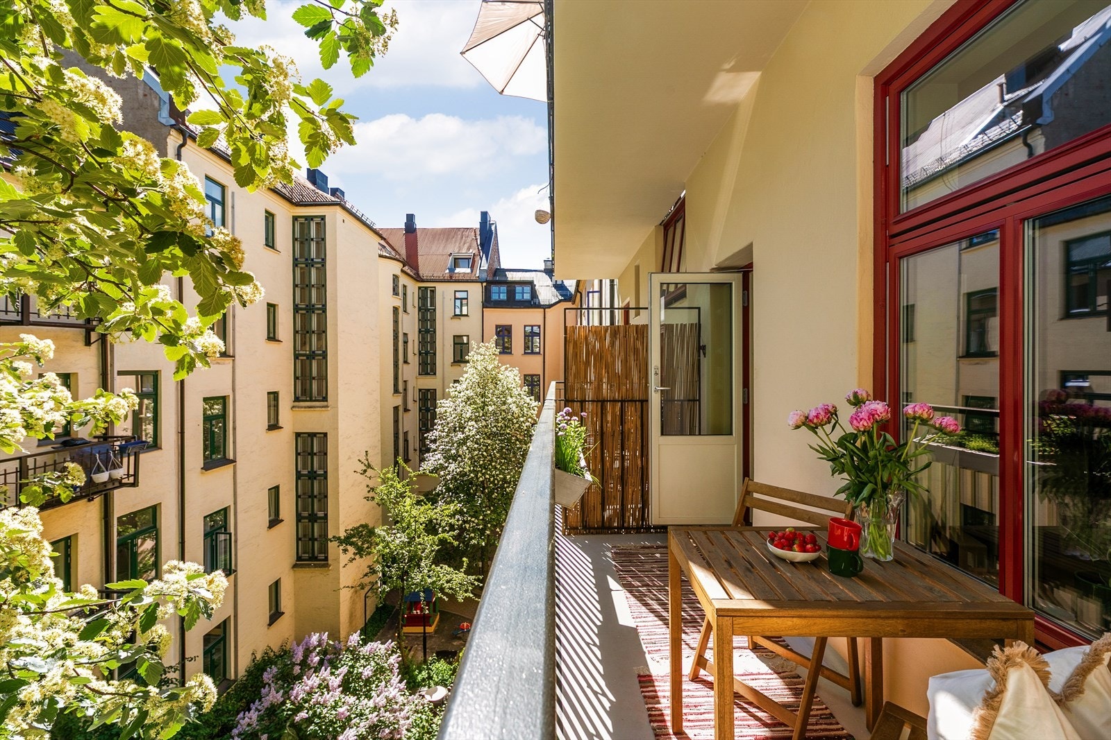 Velkommen til Sverdrups gate 17 A! Her får dere et svært sjarmerende hjem i rolige, grønne omgivelser på Grünerløkka. Foto: Kim David Eriksen. Galleribilde