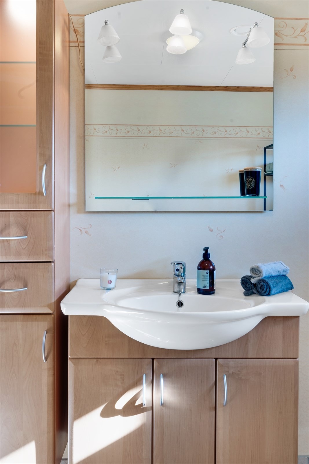 Badet er innredet med heldekkende servant, underskap, høyskap, speil og belysning. Galleribilde