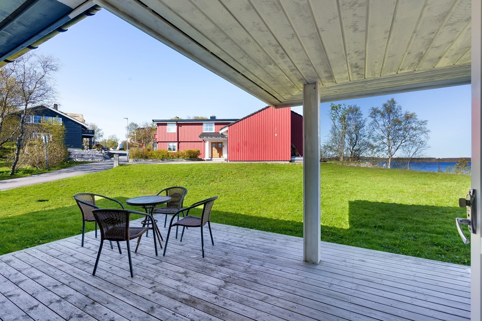 Plassbygget terrasse med takoverbygg på ca. 20 m². Galleribilde