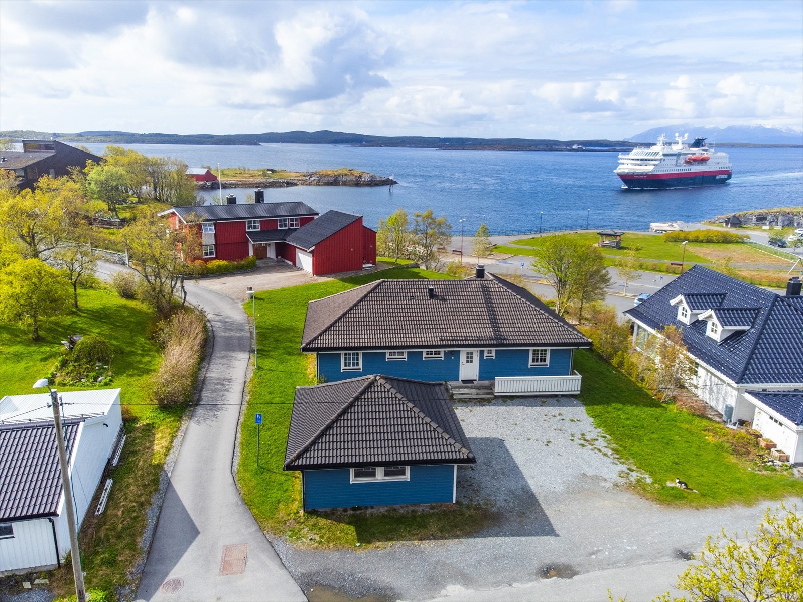 Boligen ligger sentralt i Valen med gangavstand til bynære fasiliteter og utsikt mot skipsleia og sjøområdet ved Valneset. Galleribilde