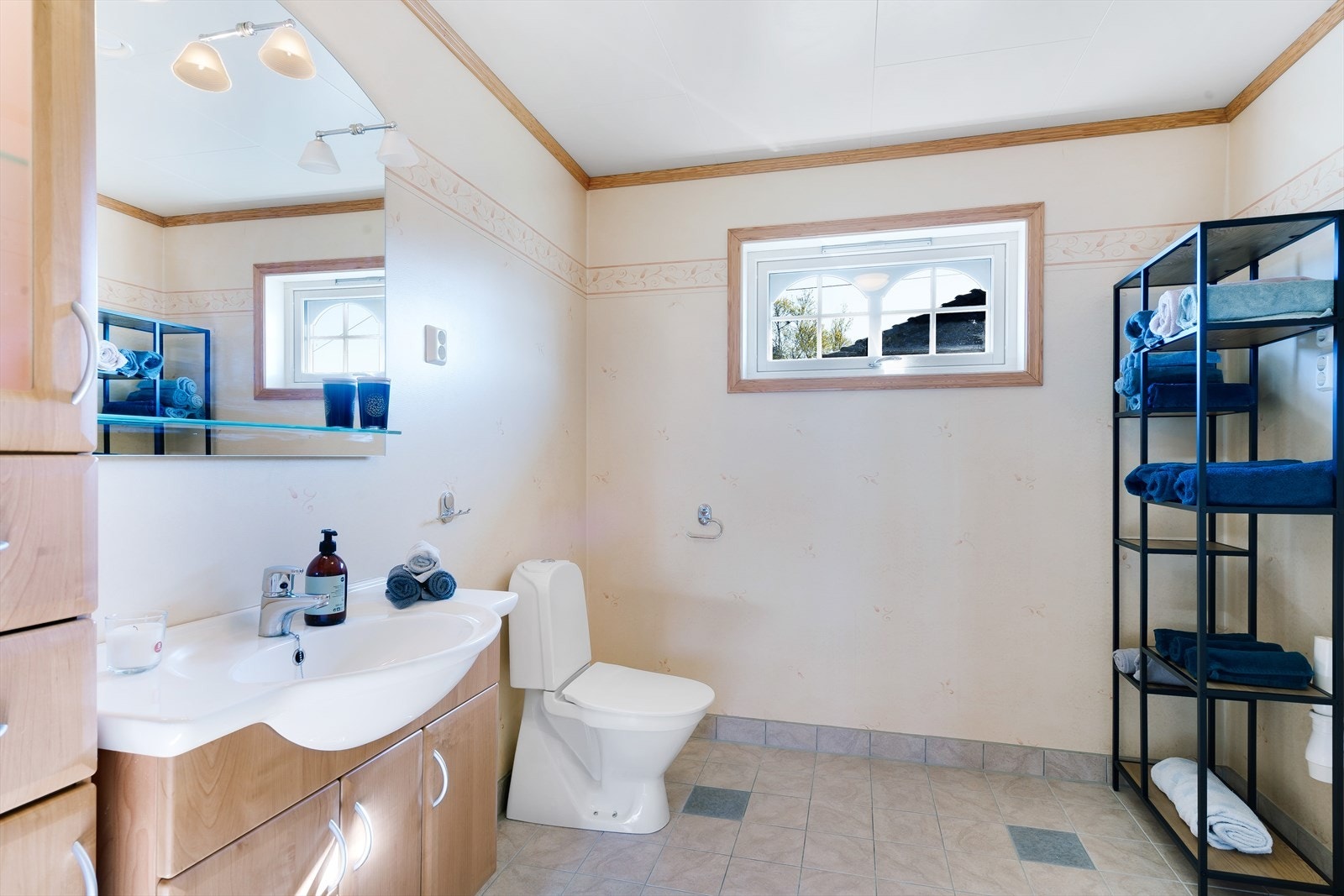 Badet har våtromstapet/-belegg på vegger, flislagt gulv med elektriske varmekabler og himlingsplater i taket. Galleribilde