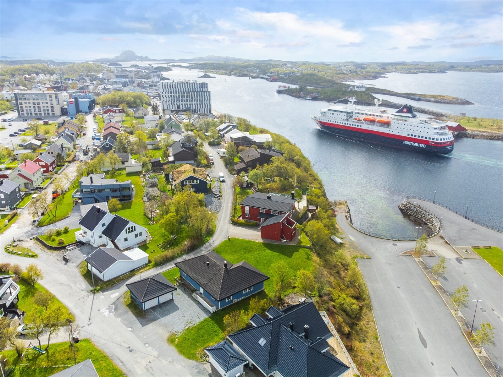 Adkomst fra kommunal vei og grenser til gangsti mot Torghattens Gate. Galleribilde