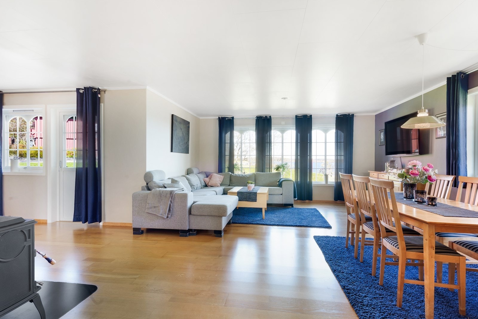 Stor vinkelstue på ca. 44 m² med mange møbleringsalternativer, godt gjennomlys og flott utsikt mot skipsleia og sjøområdet ved Valneset. Galleribilde