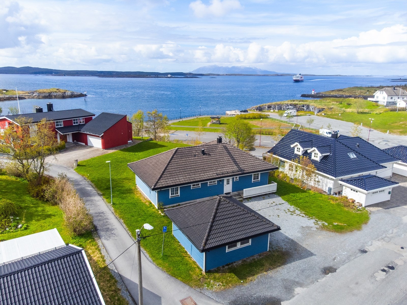 Det er kort avstand til fine tur- og friluftsområder, samt gode rekreasjonsmuligheter i nærområdet. Galleribilde