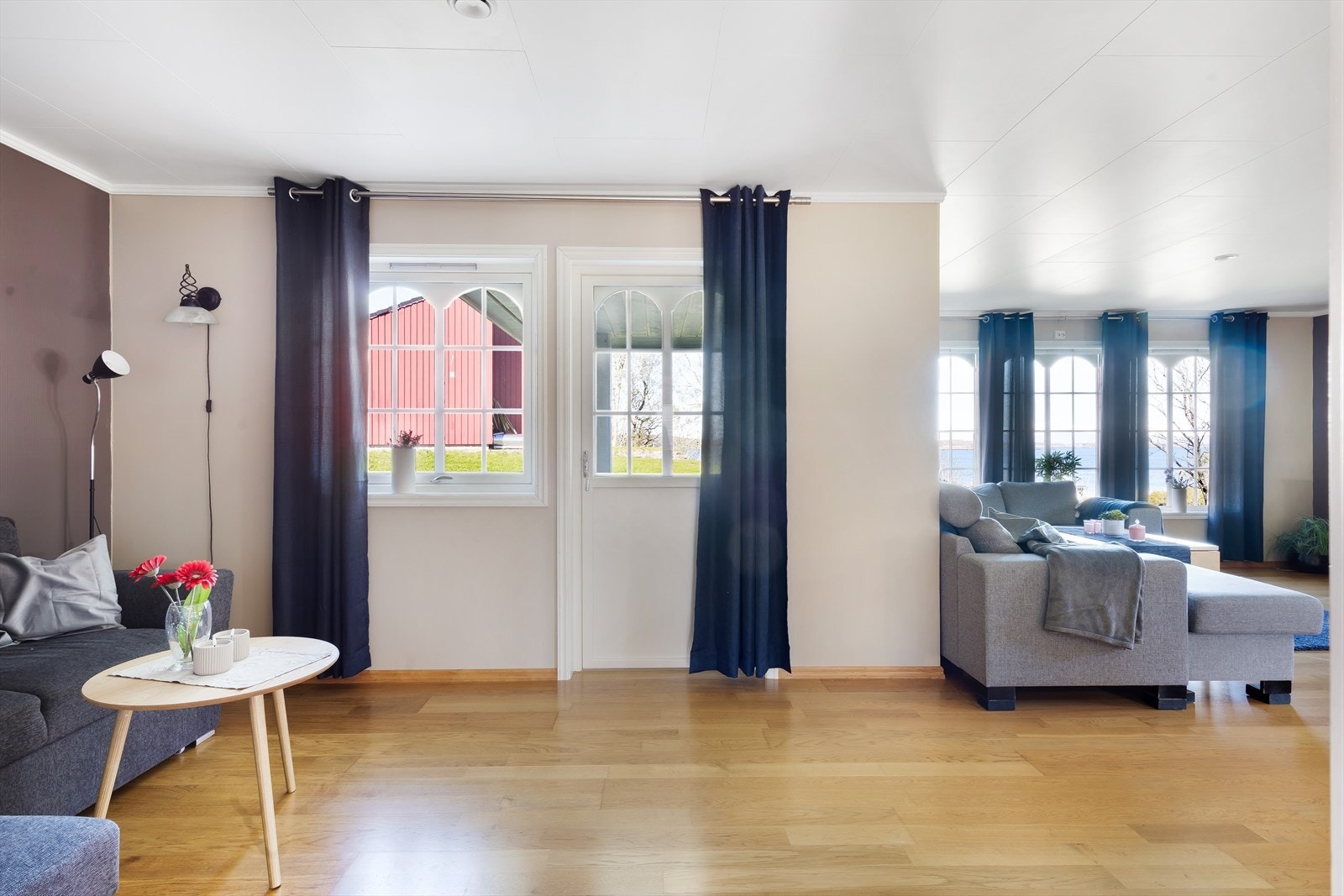 Fra stuen er det utgang til sørvestvendt terrasse. Galleribilde