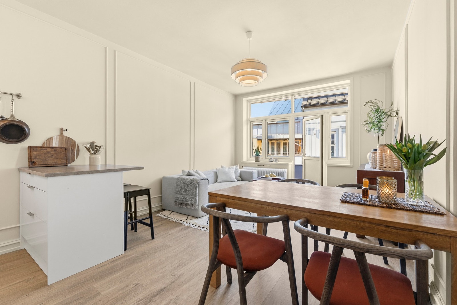 Stuen i leiligheten er romslig og flott opplyst med store vindusflater som gir rikelig med naturlig lys, og skaper en god atmosfære. Det er gode Galleribilde