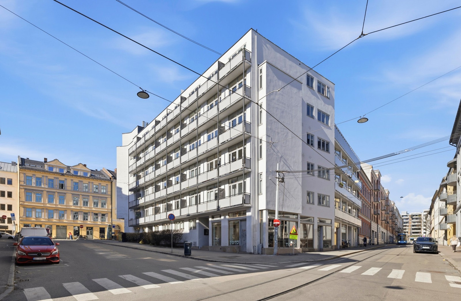 leiligheten er beliggende i 4.etasje og har flotte kvaliteter som store vindusflater, god takhøyde, samt en gjennomgående og godt utnyttet planløsning. Galleribilde