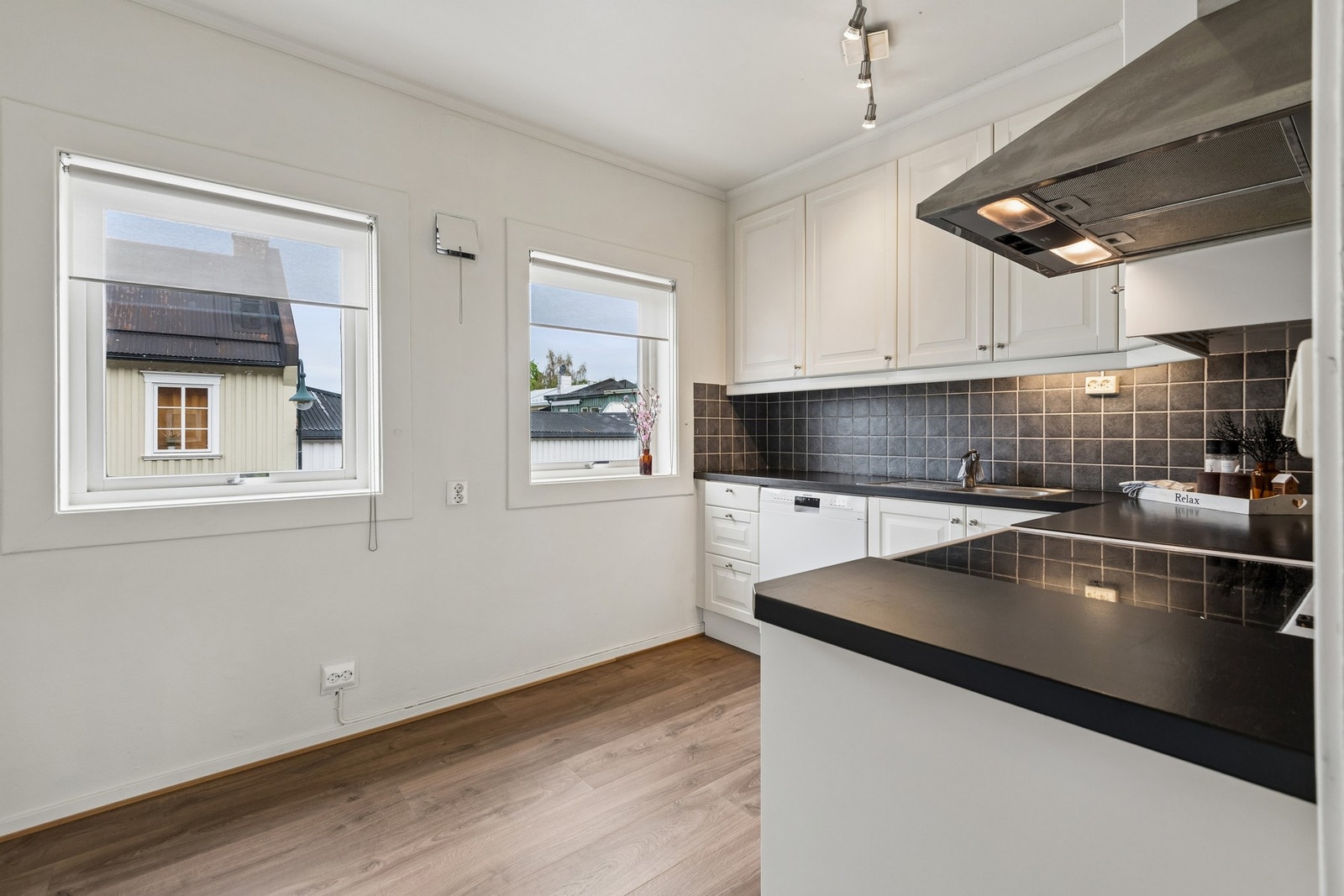 Andelen disponerer i tillegg tre boder utenfor leiligheten. Galleribilde