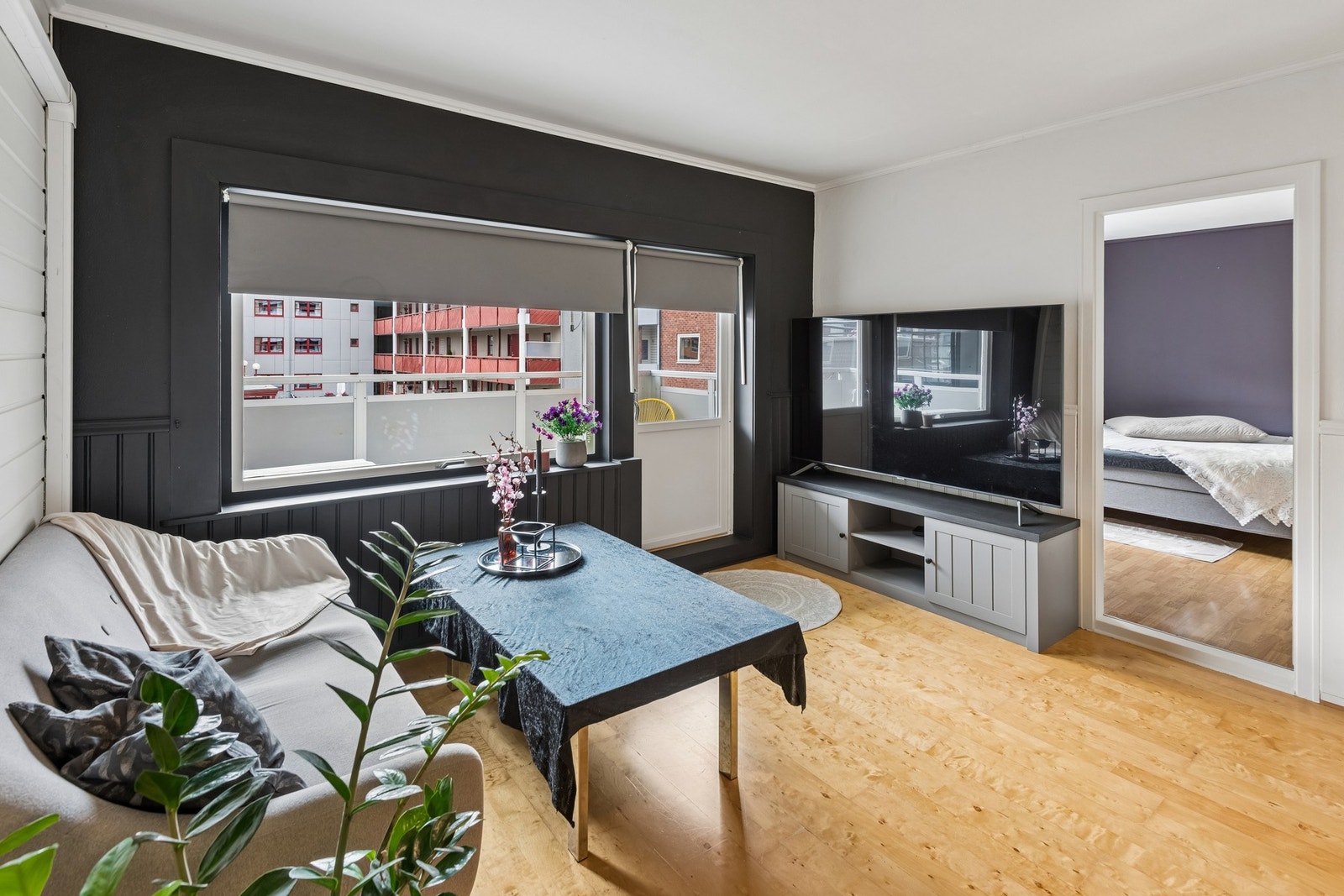 Store vindusflater på stue som slipper inn mye naturlig lys. Galleribilde