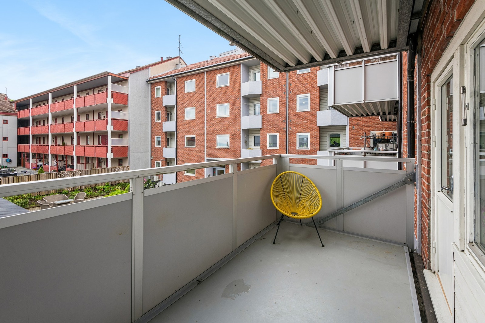 Utgang til privat terrasse mot rolig bakgård fra stuen. Galleribilde