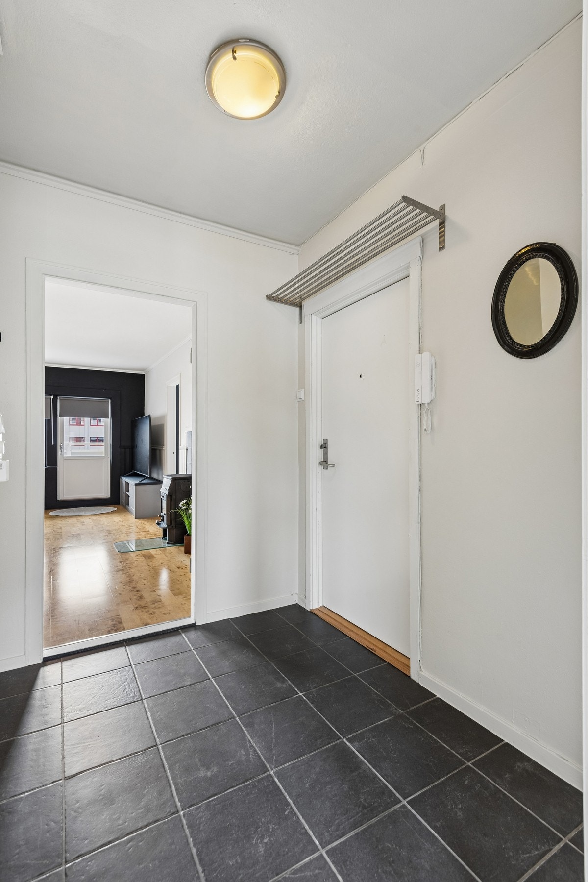 Entre med god plass til oppbevaring og praktisk adkomst. Galleribilde
