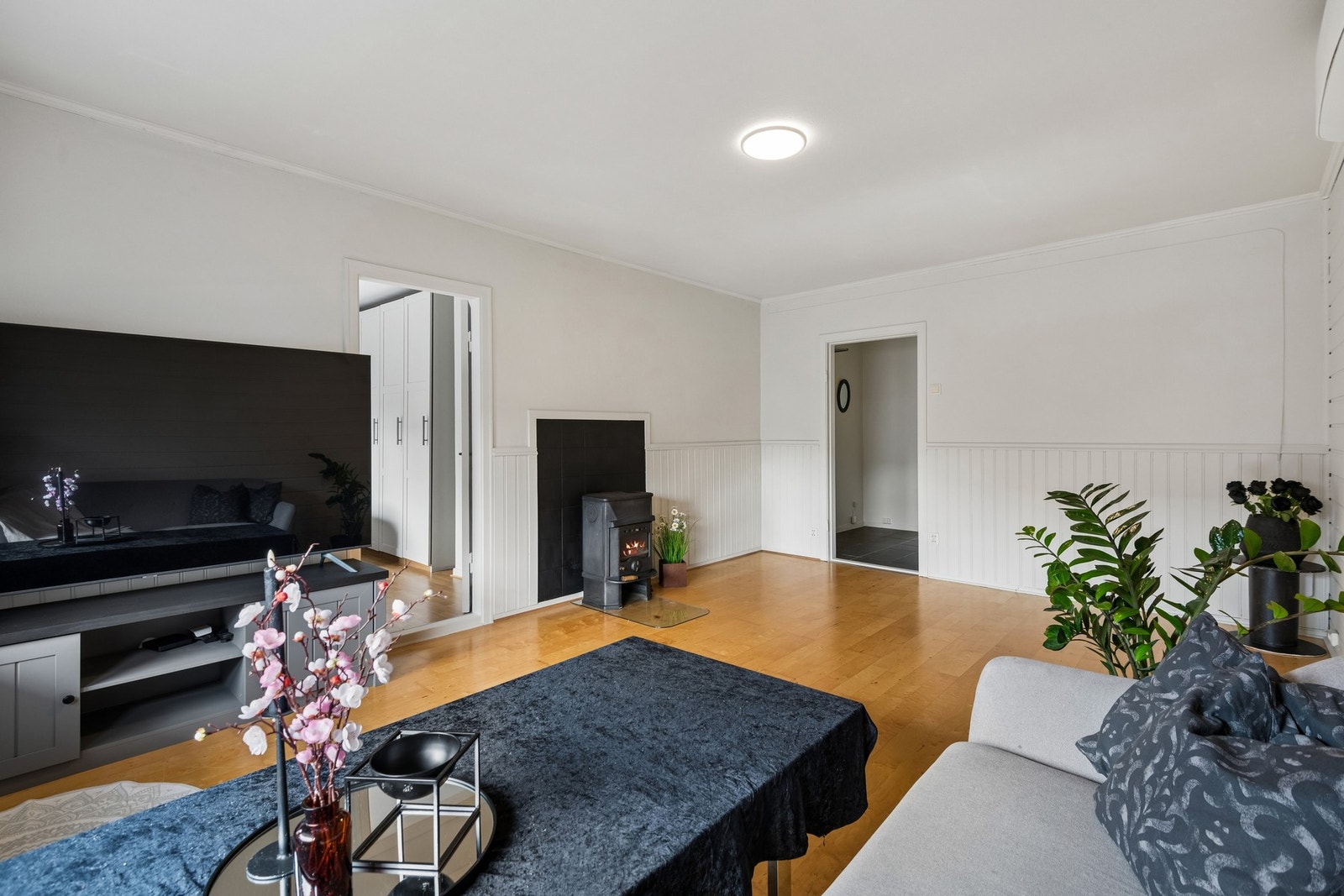 Lys og åpen stue med vedovn og varmepumpe. Galleribilde
