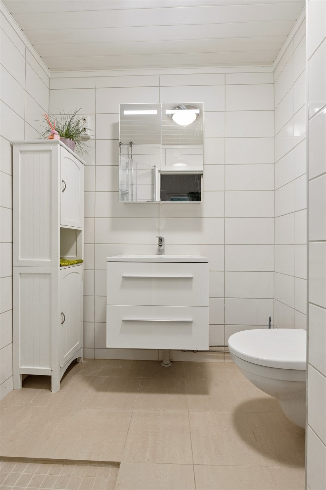 Badet ble pusset opp i 2018 i regi av borettslaget, med flislagte overflater og elektrisk gulvvarme. Galleribilde
