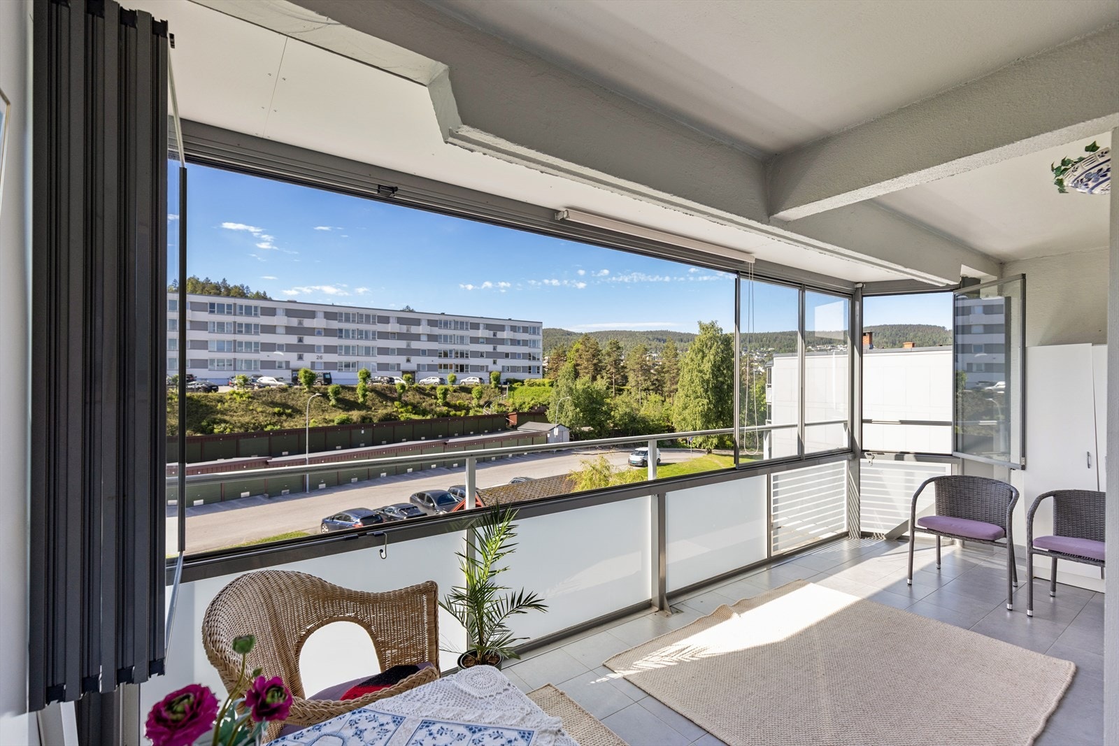 Innglasset balkong på 15 m² gir rikelig med plass til både sittegruppe og beplantning. Galleribilde