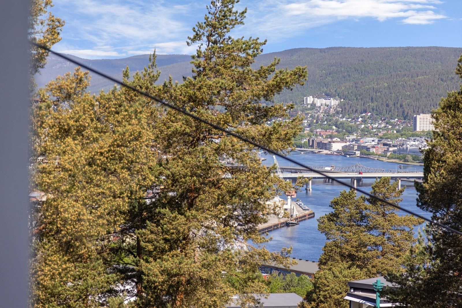 Fra leiligheten er det kort vei til Drammen sentrum med et rikt utvalg av servicetilbud. Galleribilde