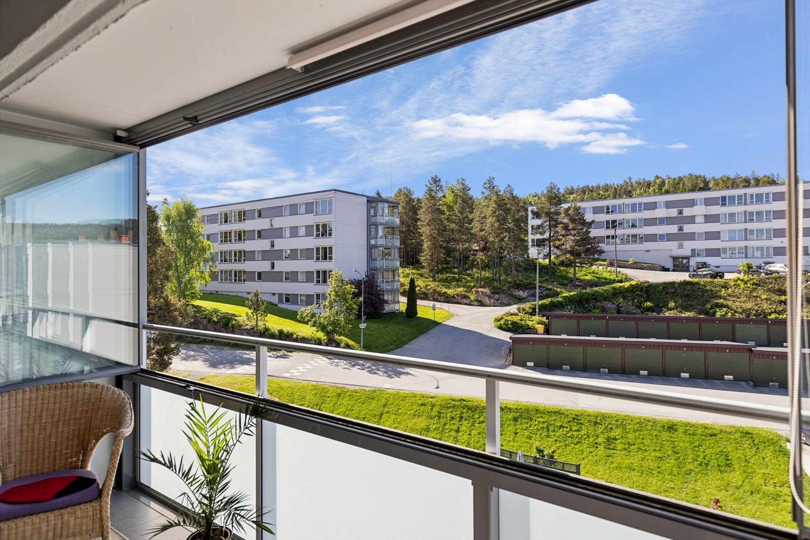 Fra balkongen er det utsikt over rolige, grønne fellesområder. Galleribilde