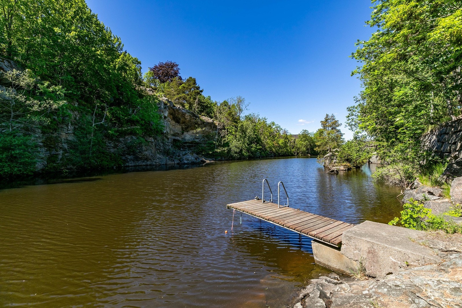 Krapfosselva rett nedenfor gir unike muligheter for både bading, padling og fiske. Galleribilde