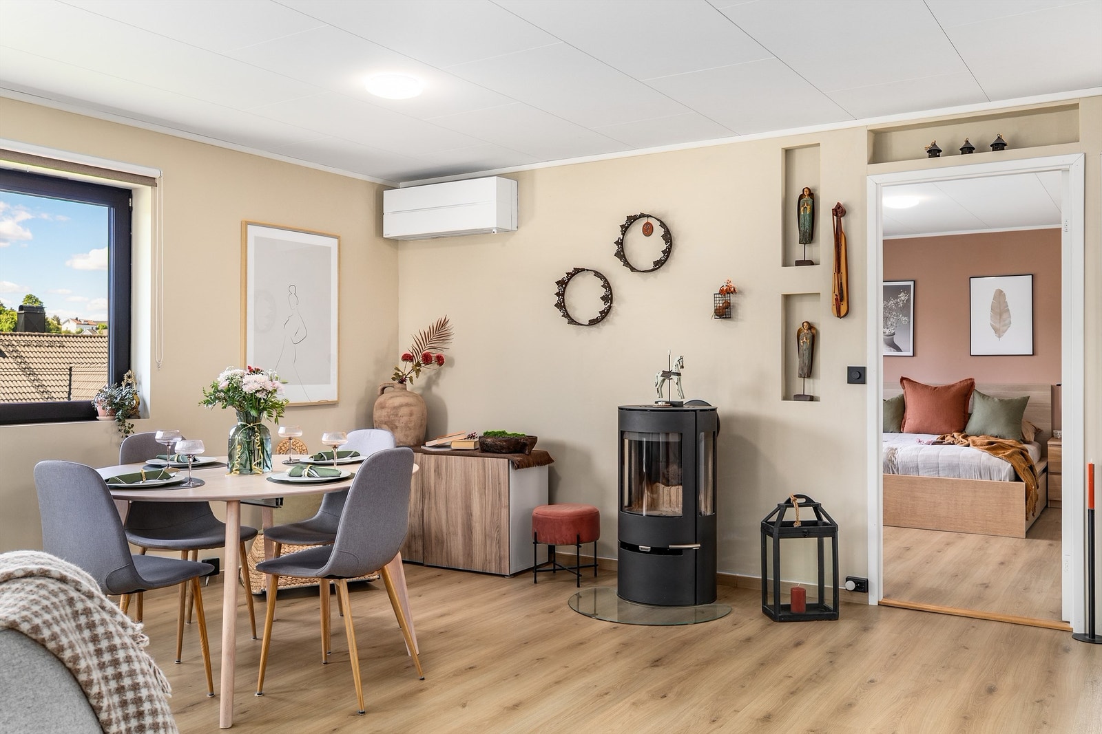 Luft-luft varmepumpe ble installert i 2022. Ny peis ble også montert i forbindelse med ombygging og renovering av etasjen. Galleribilde