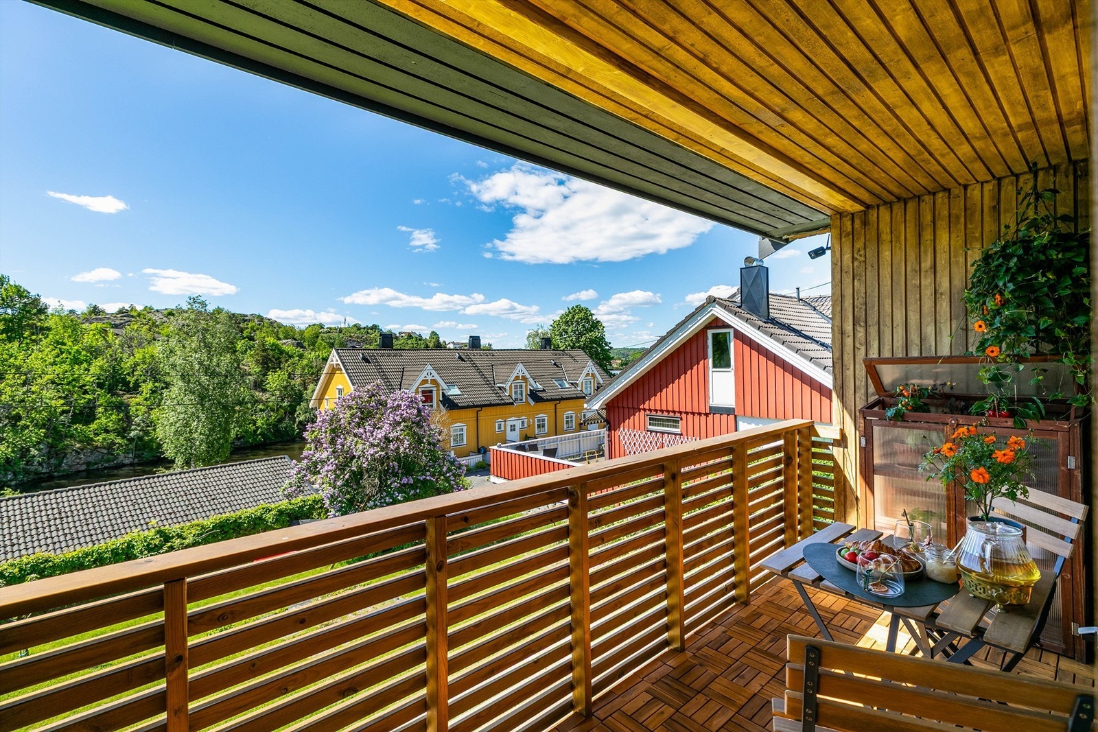 På den lune verandaen sitter du orientert mot solens gang fra ettermiddag til kveld. Galleribilde