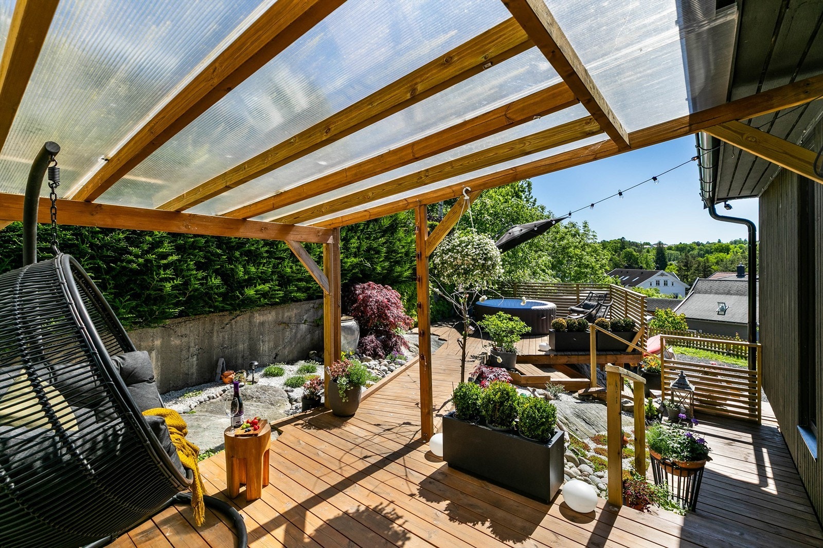 Pergola med tett tak gjør det mulig å sitte ute selv om sommerværet ikke er på sitt aller beste. Galleribilde