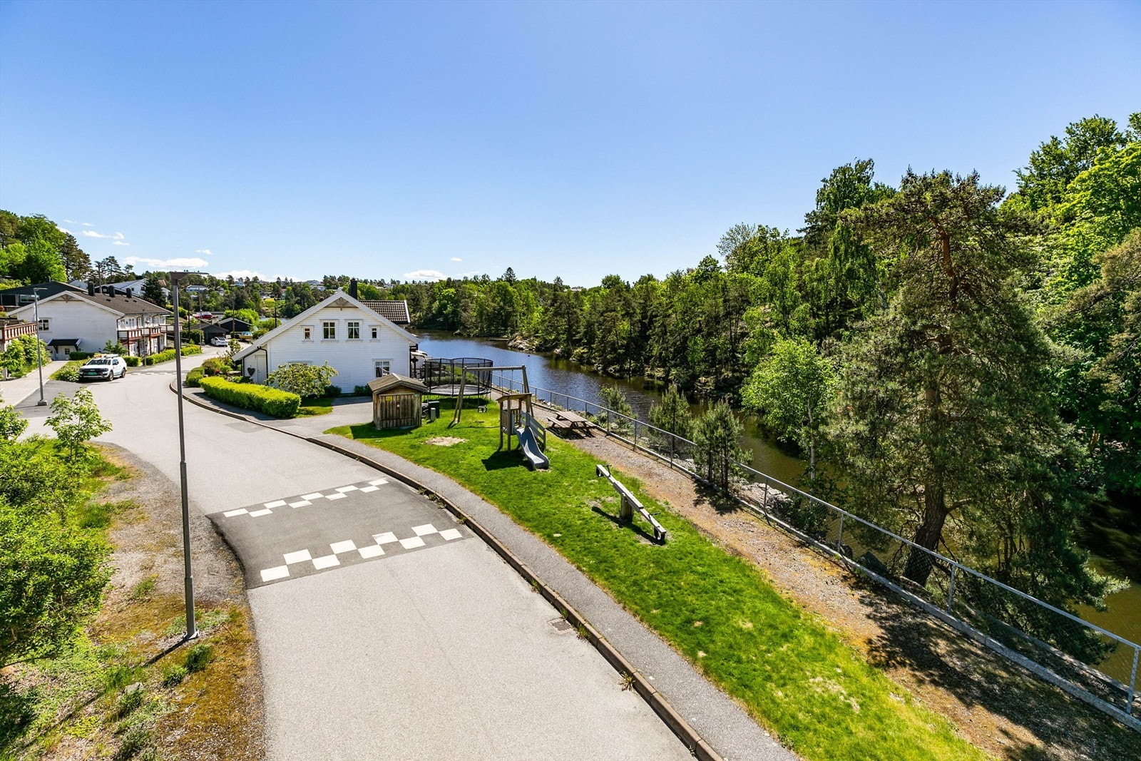 Rett over gaten finnes både lekeplass og en idyllisk turvei langs elva. Galleribilde
