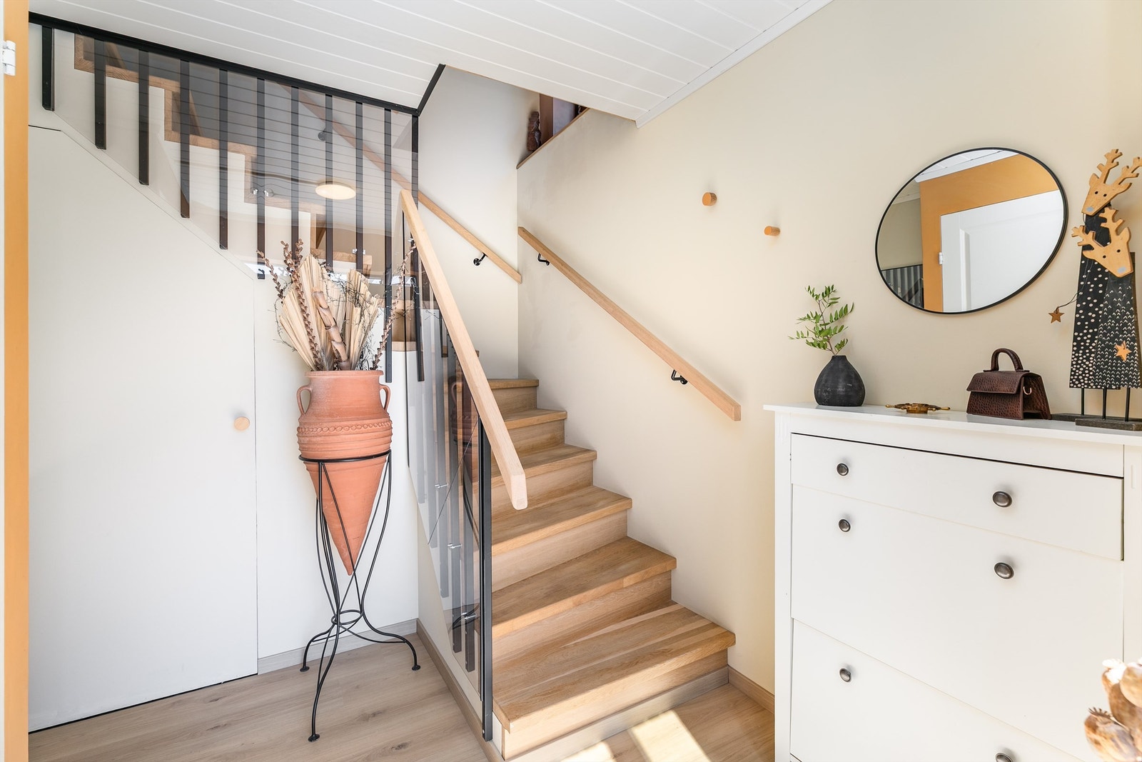 Trappen mellom etasjene er plassbygget og leder mellom kjøkkenet og hoveddelens nye entré i underetasjen. Galleribilde
