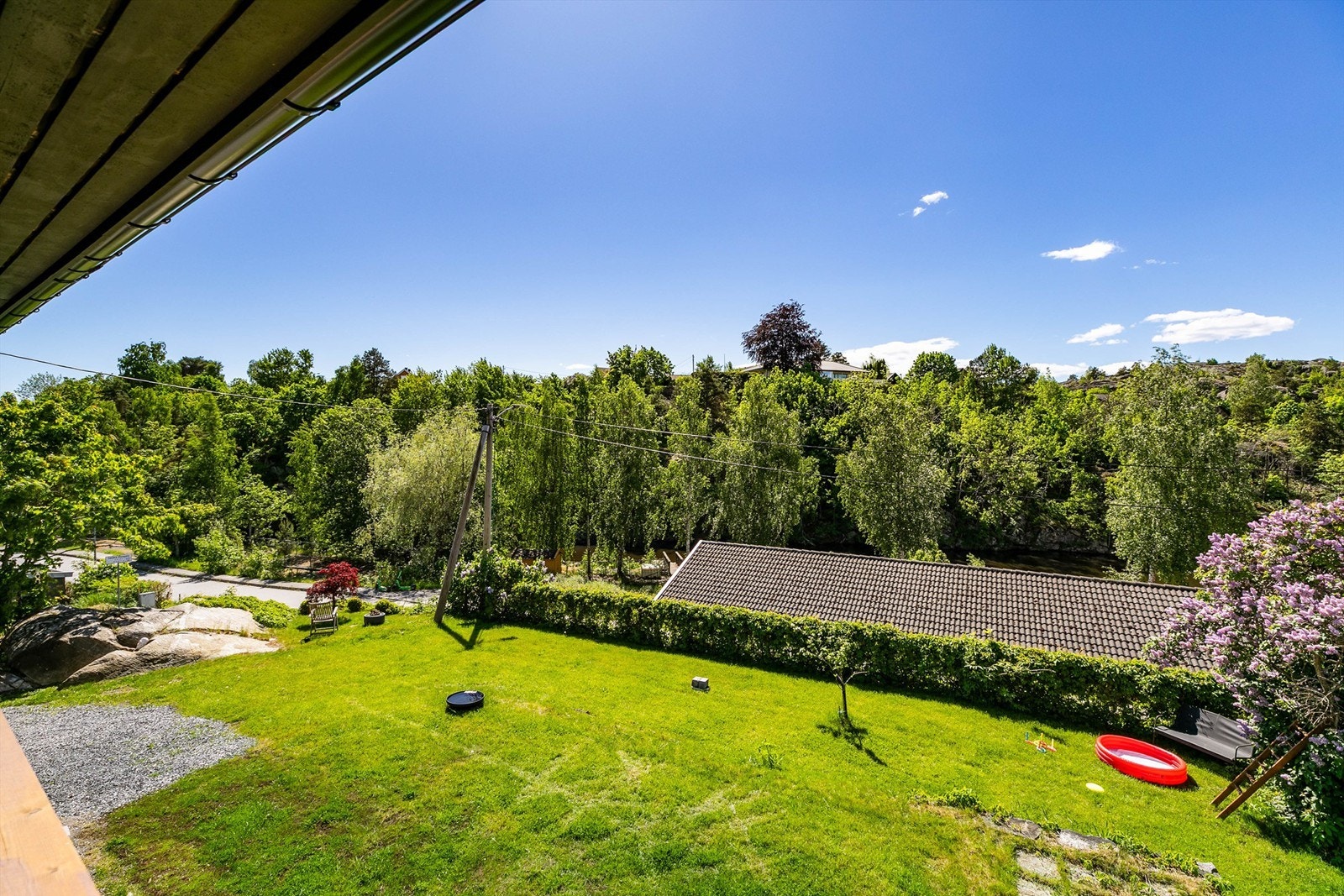På verandaen sees et fint utsyn over egen hage til Mosseelva som renner stille forbi rett nedenfor. Galleribilde