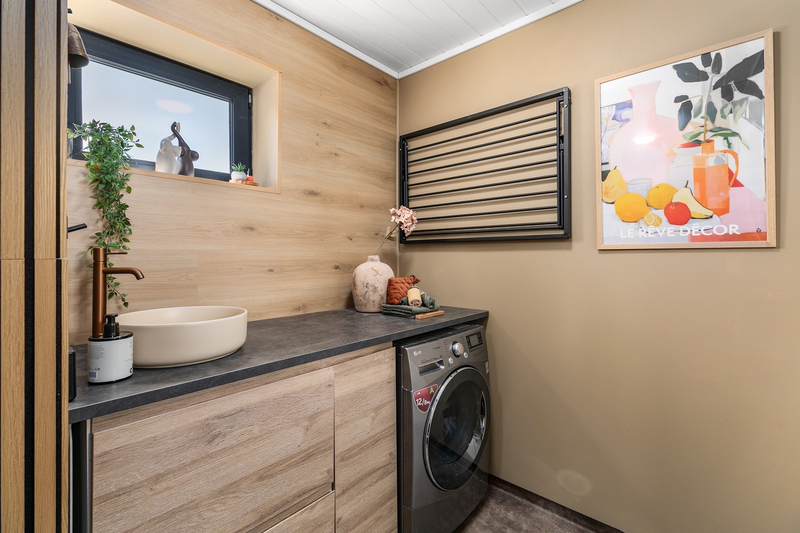 Moderne innredninger er montert både på badet og i vaskerommet. Galleribilde