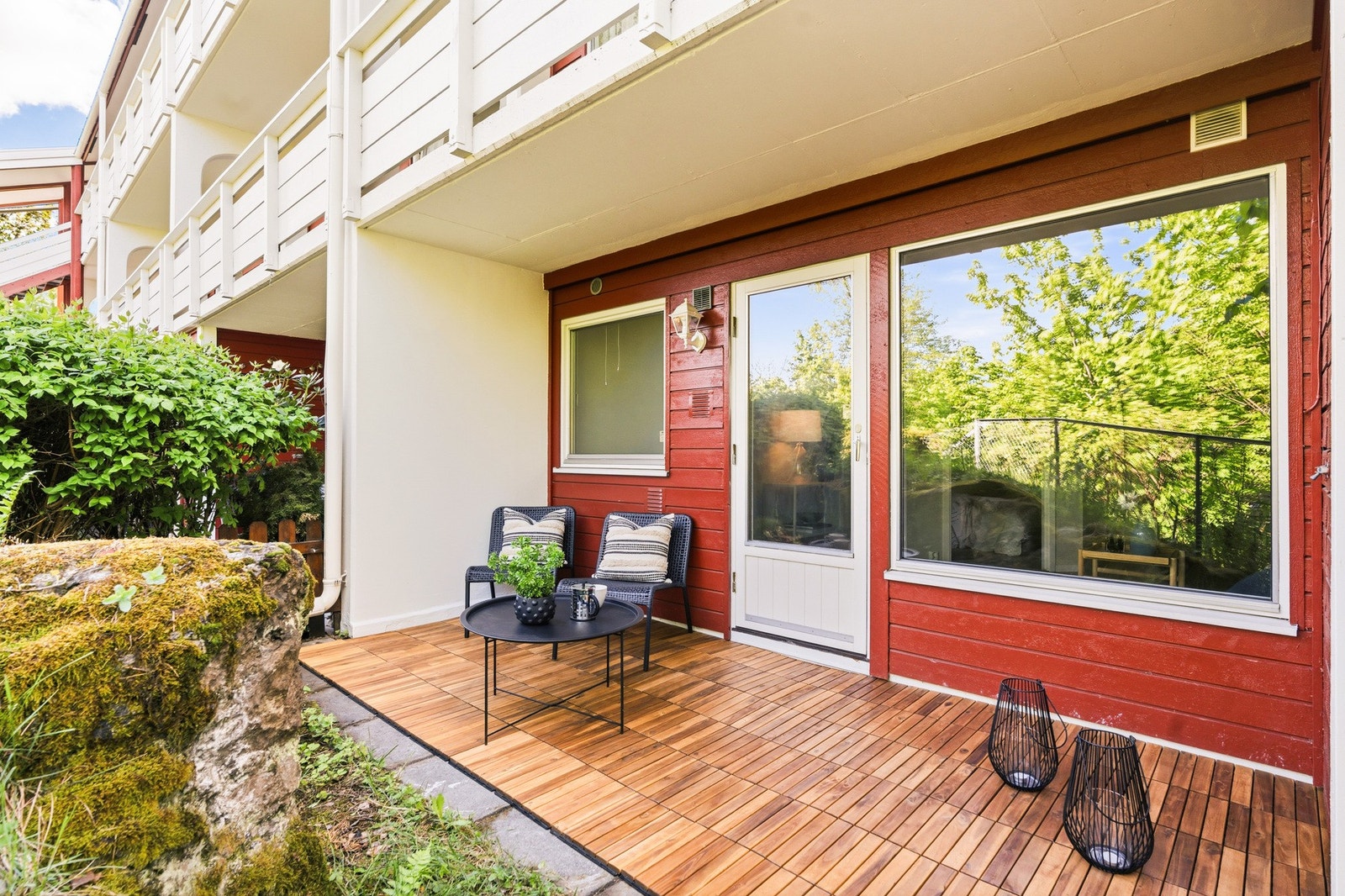 Fra stuen er det utgang til en hyggelig markterrasse på 8 m² Galleribilde