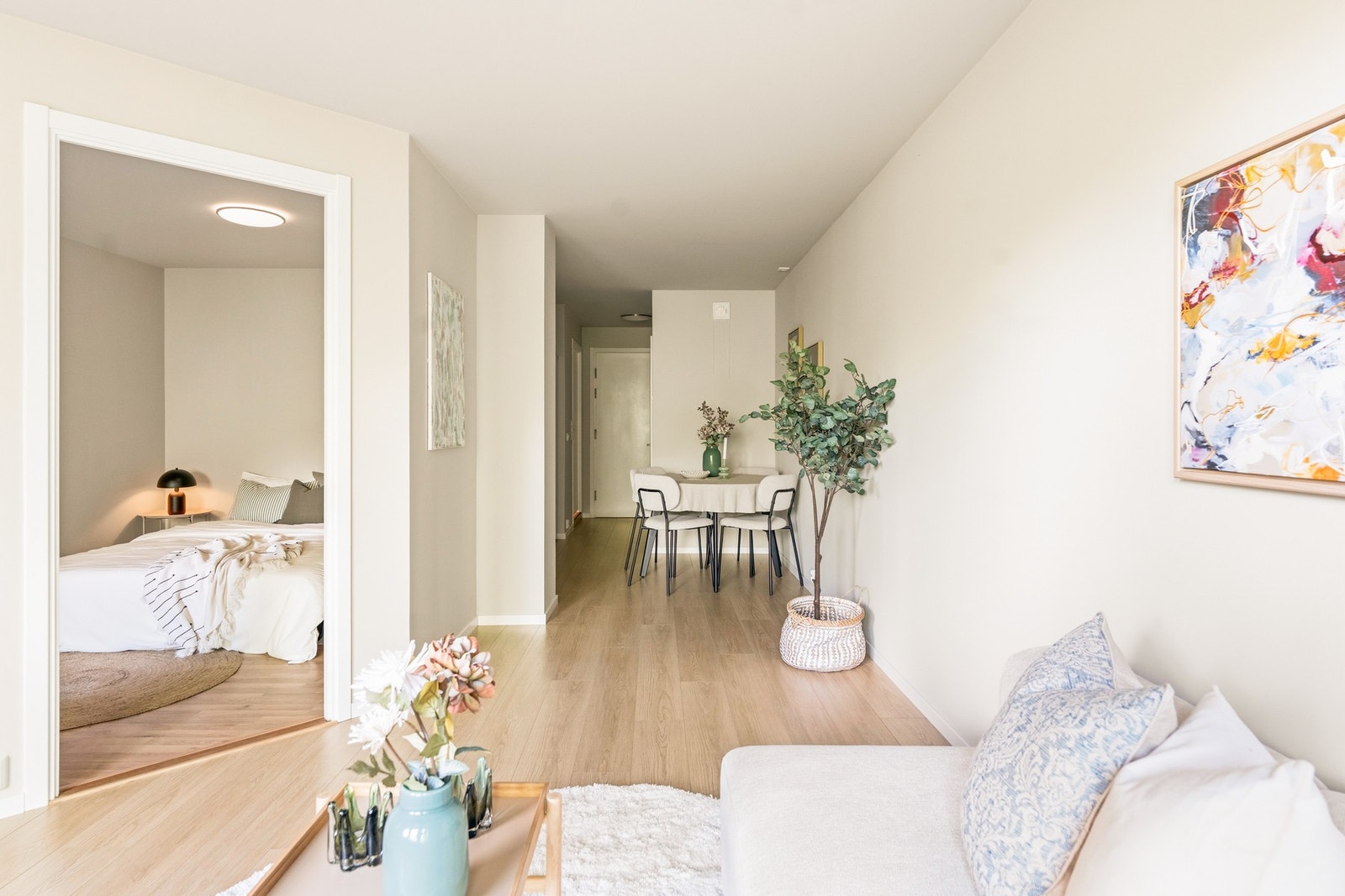 Alt i alt en lys, fresh og innbydende leilighet med en arealeffektiv planløsning Galleribilde