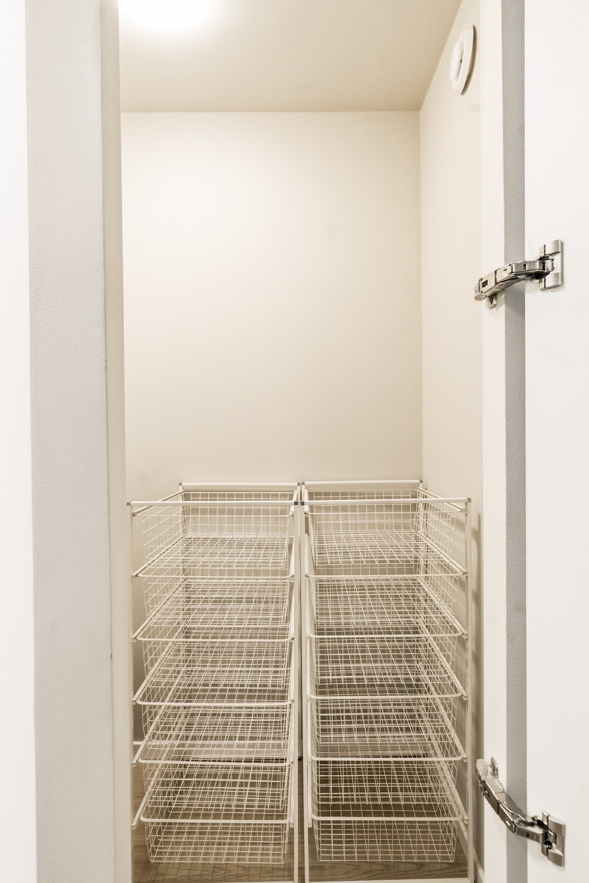 Praktisk innvendig bod med trådkurvsystem + bod ved hovedinngang Galleribilde