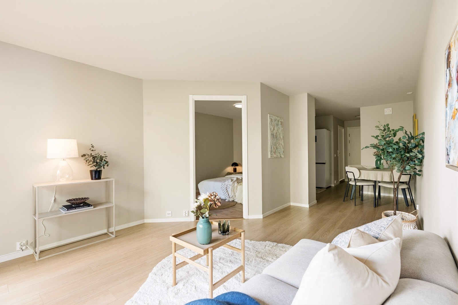 God plass til sofagruppe og spisebord Galleribilde