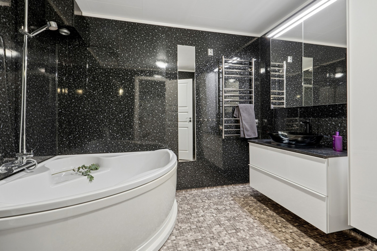 Badet i sokkeletasjen er fra 2010 og utstyrt med badekar og mekanisk avtrekk. Galleribilde