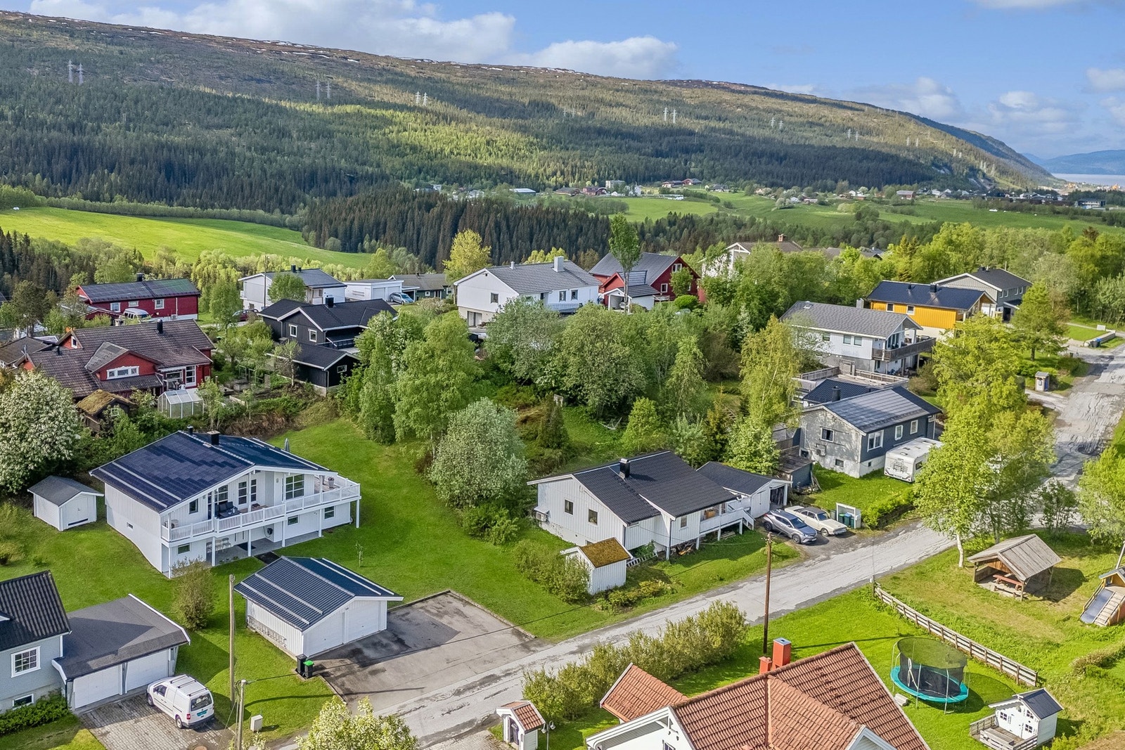 Tomten grenser mot grøntarealer, og området byr på nærhet til skog og mark. Galleribilde