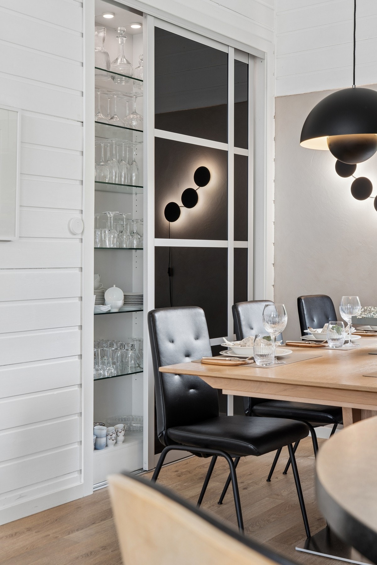 Innvendig har boligen malte speildører og slette dører med glassfelt. Galleribilde