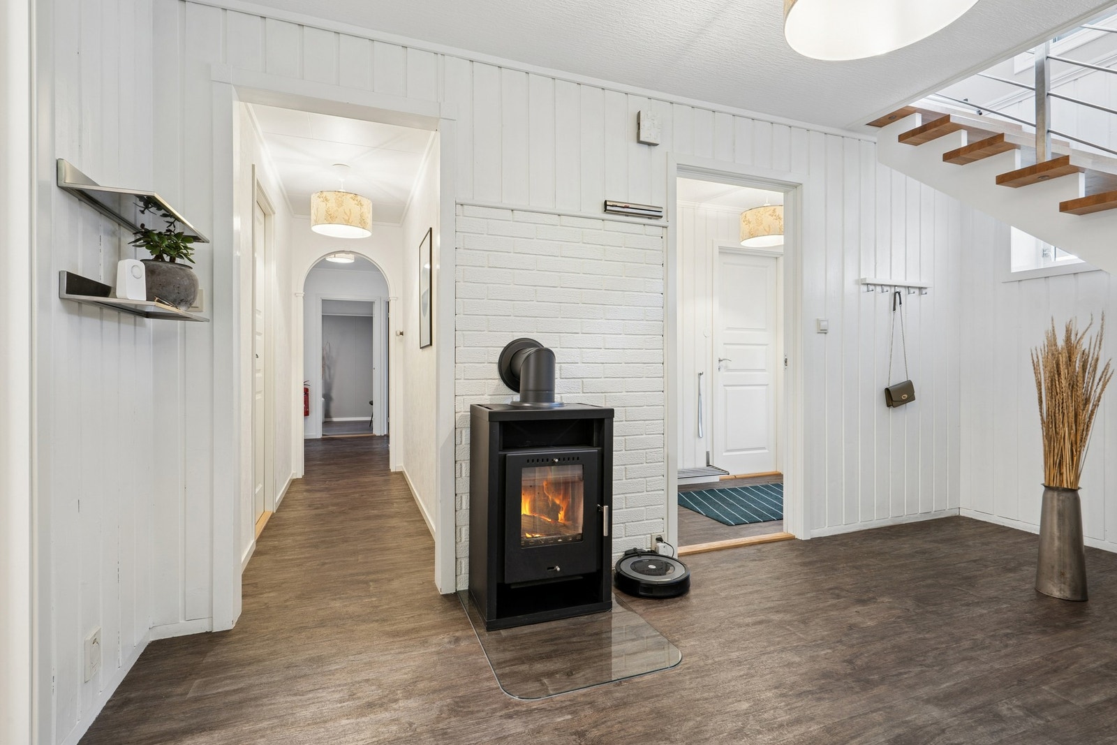Hallen i sokkeletasjen har vedovn og gir adkomst til flere rom, inkludert bad og boder. Galleribilde