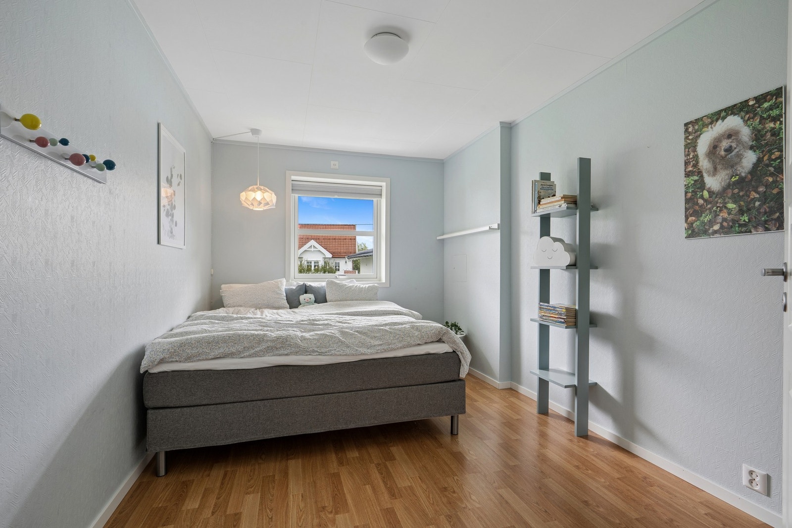 Rommet har plass til dobbeltseng og har skyvedørs garderobe 120 cm. samt varmekabler i gulv. Galleribilde