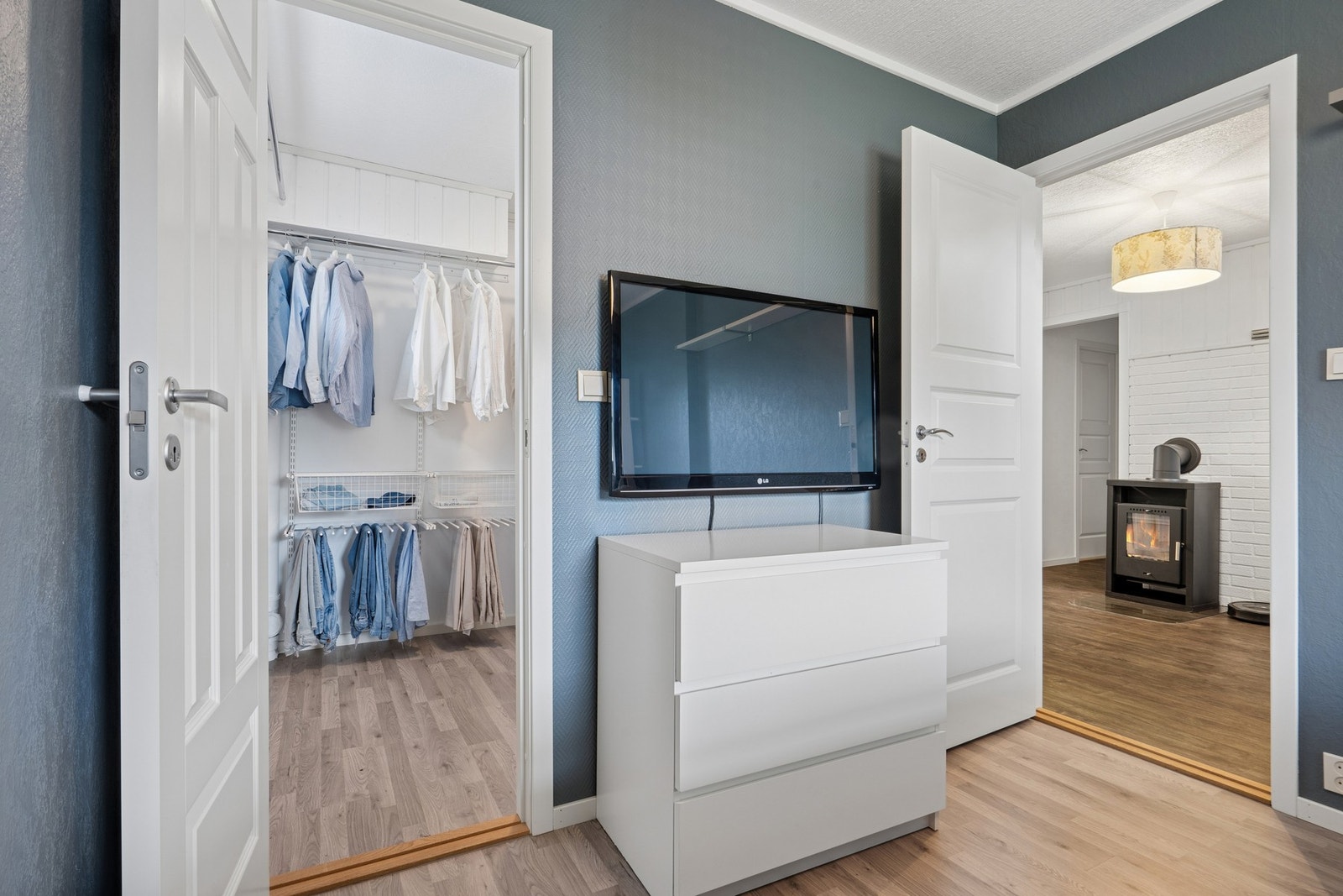 Praktisk walk-in-closet i tilknytning til et av soverommene i sokkeletasjen. Galleribilde