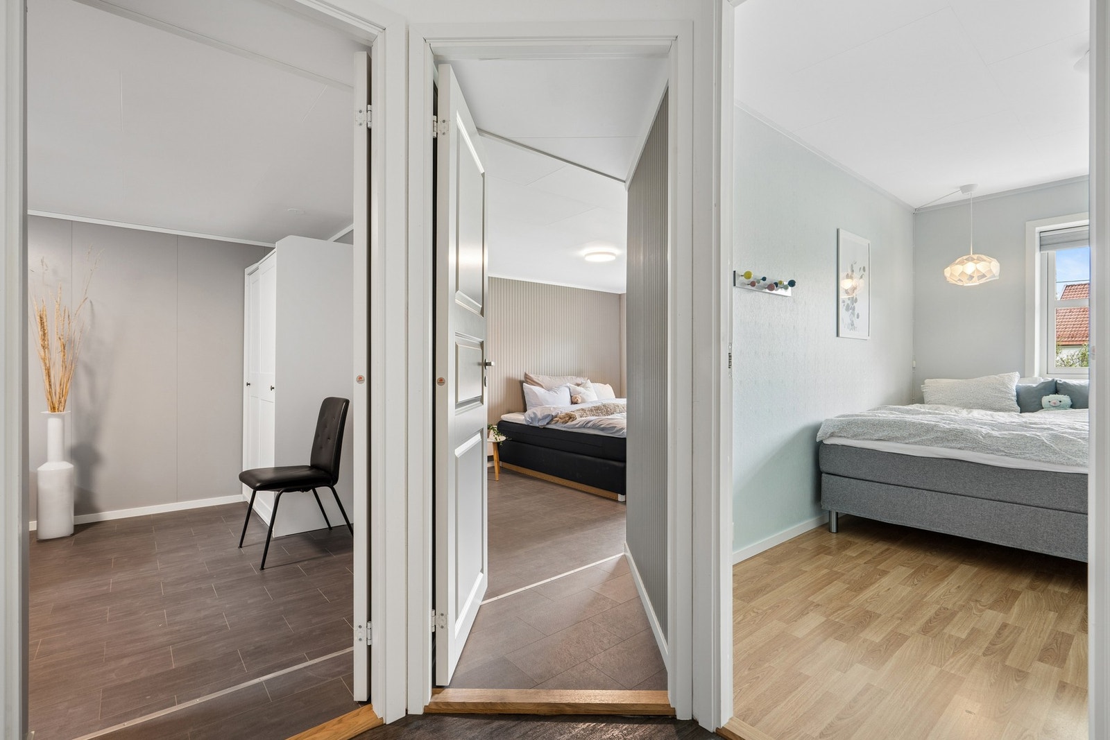 Sokkeletasjen inneholder flere innredede rom. Noen av disse er i dag benyttet som soverom. Galleribilde