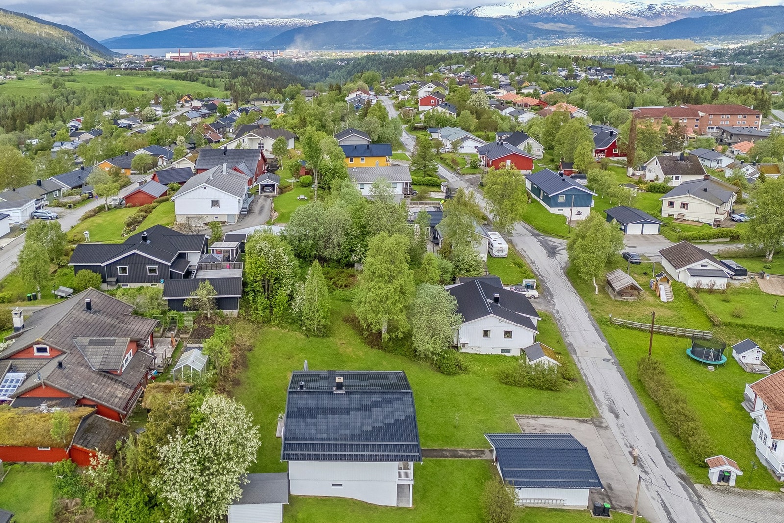 Oversikt over eiendommen med bolighus, garasje og bod. Galleribilde