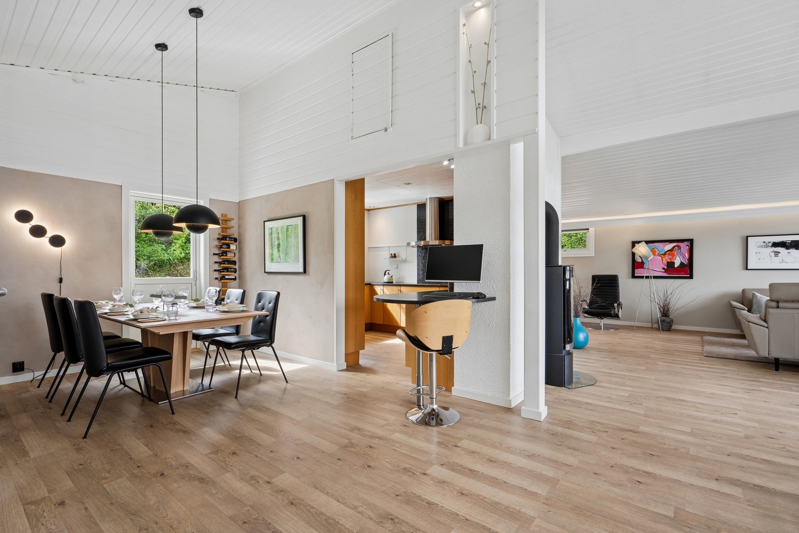 Spisestuen har god plass til langbord og er et naturlig samlingspunkt mellom kjøkken og stue. Galleribilde