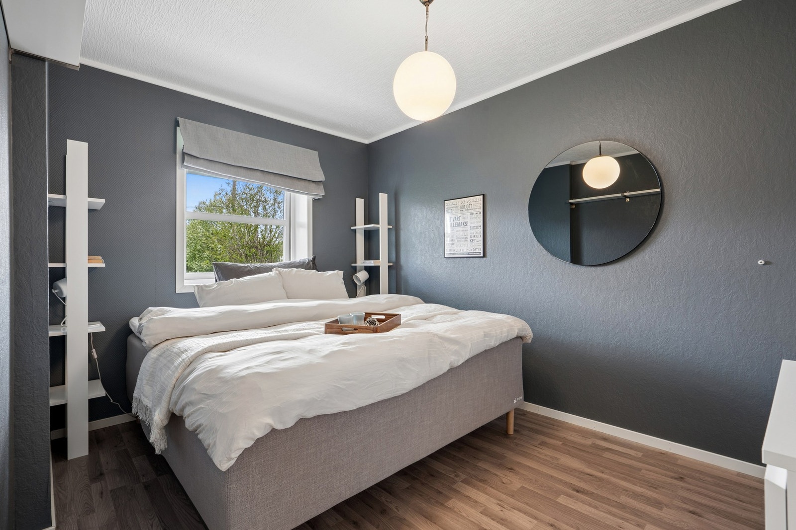 Soverom i første etasje, med praktisk walk-in-closet. Galleribilde