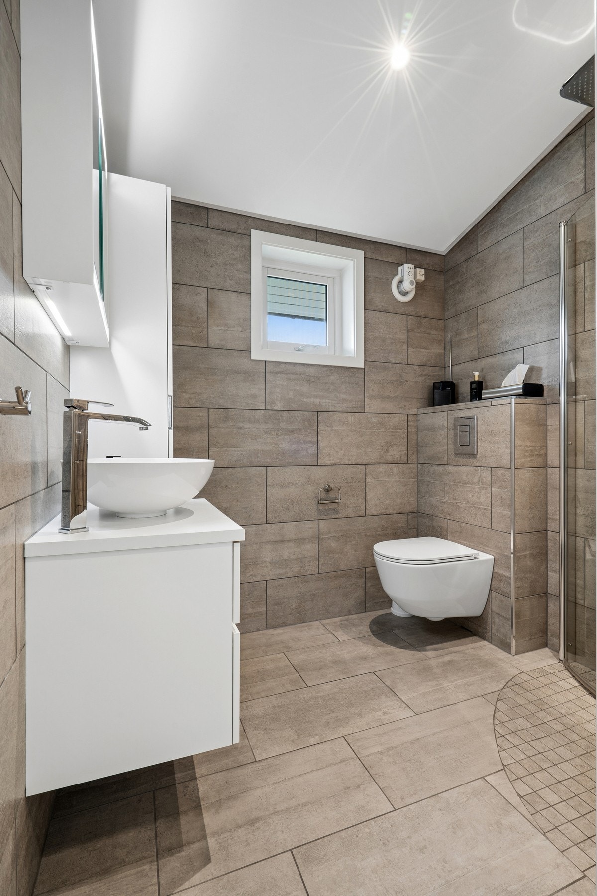 Badet i første etasje ble oppgradert i 2017 med fliser på vegger og gulv. Galleribilde