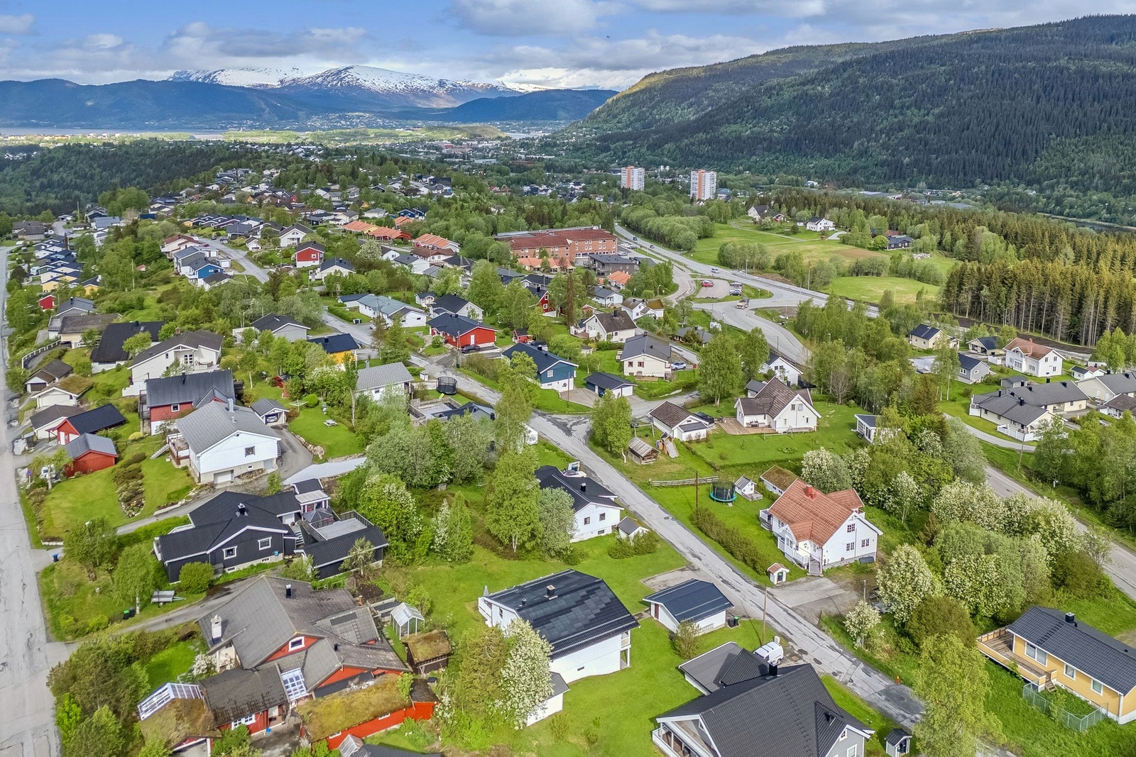 Eiendommen ligger i det etablerte og rolige boligområdet Andersmoen/Kariåsen. Galleribilde