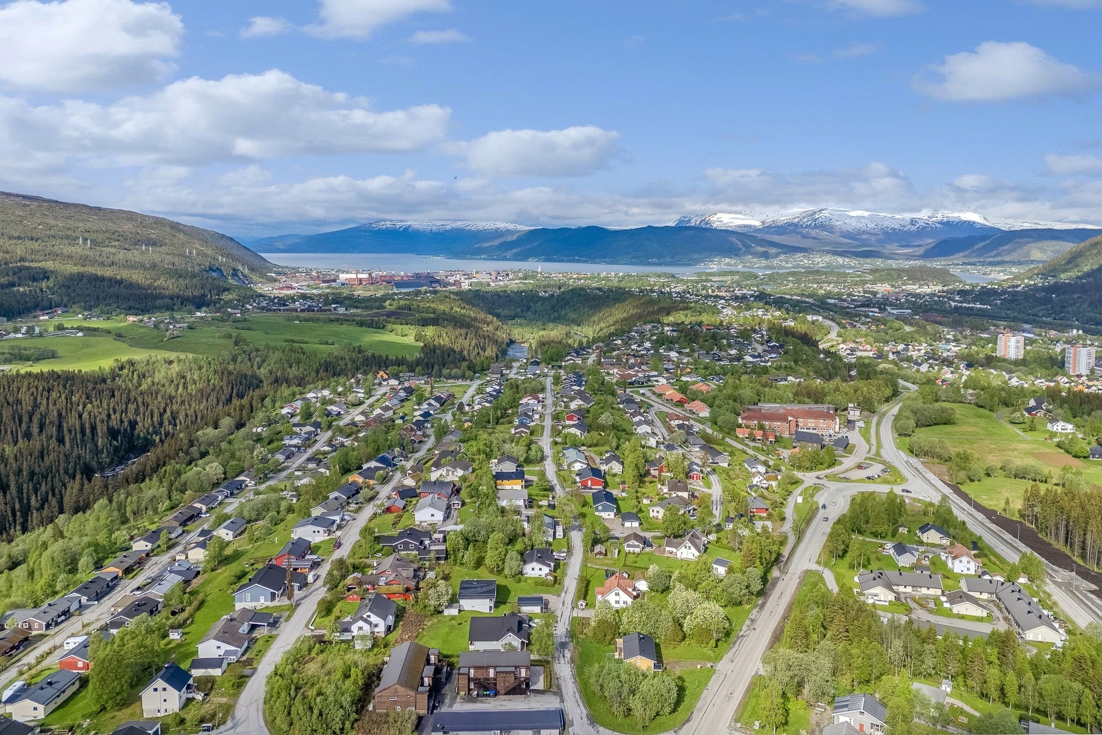 Fra området er det kort vei til Mo i Rana sentrum, som ligger en kort kjøretur unna. Galleribilde