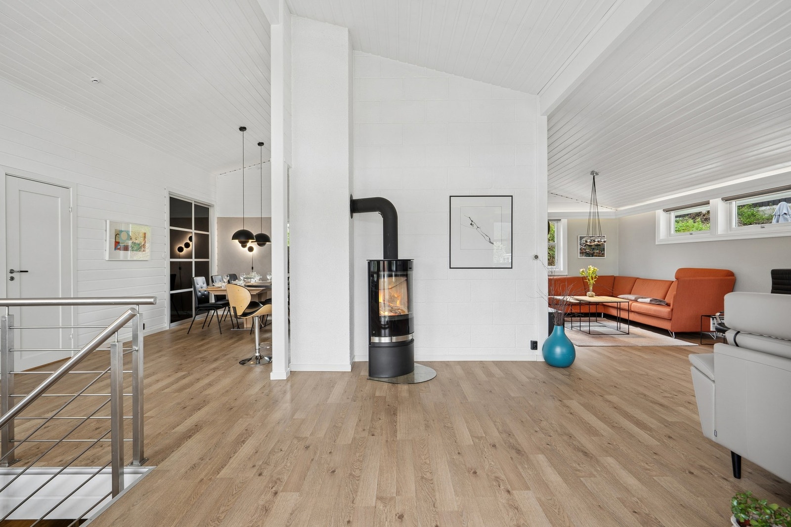Første etasje har en åpen og sosial planløsning med flere stuesoner og vedovn. Galleribilde
