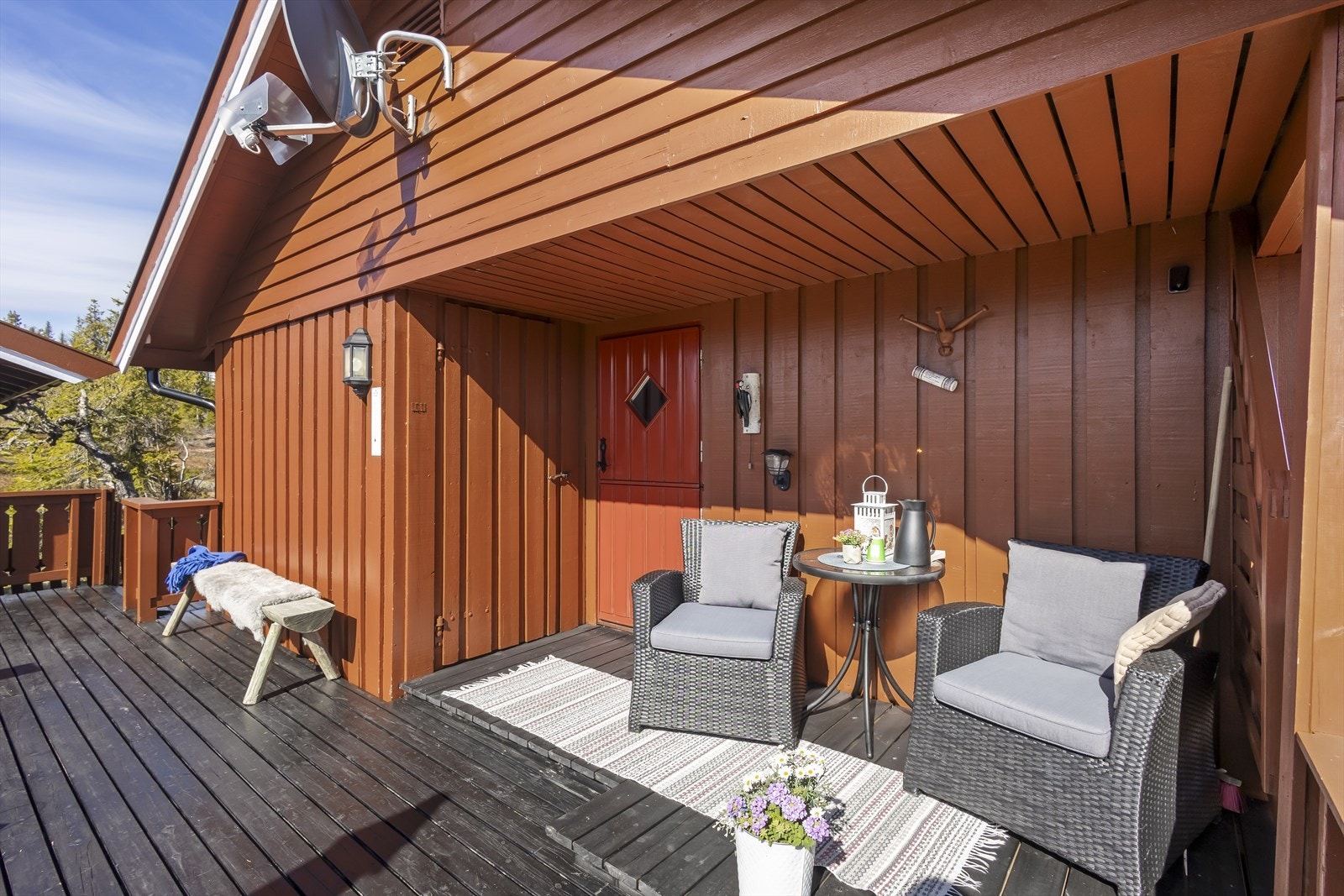 Den romslige terrassen på 31 m² er bygget i tre og fundamentert direkte på grunn. Galleribilde