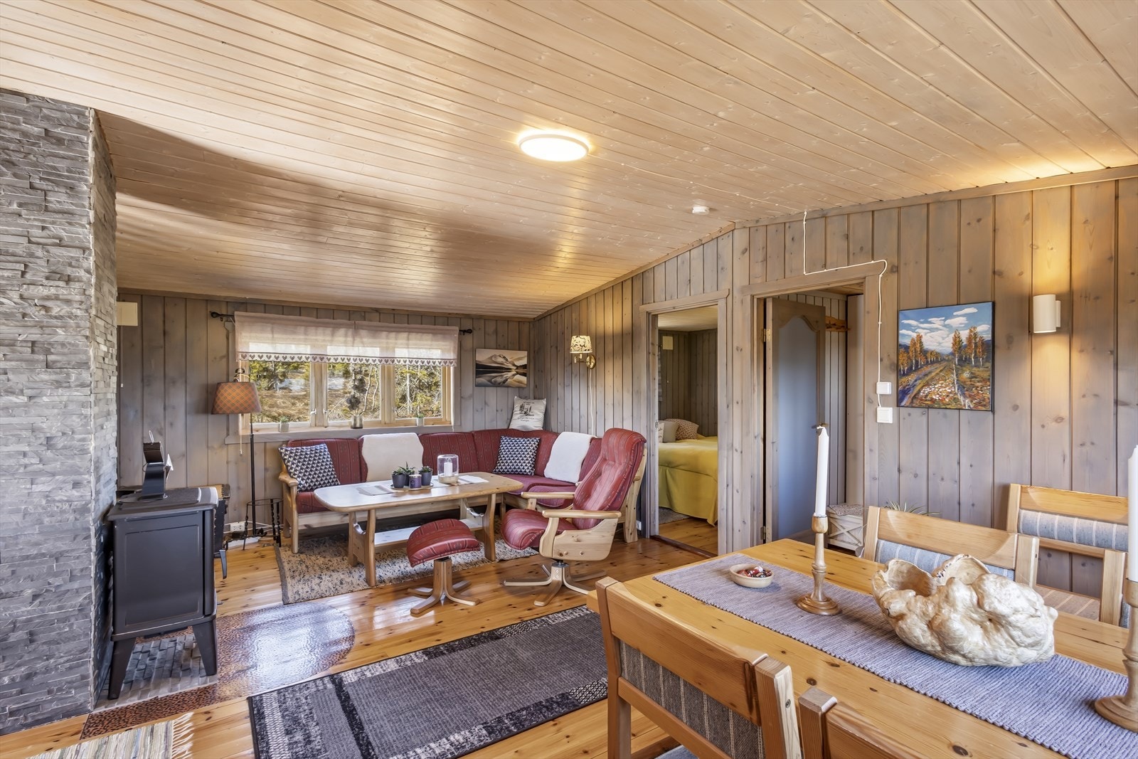 Stuen har plass til både sofagruppe og spisebord. Galleribilde