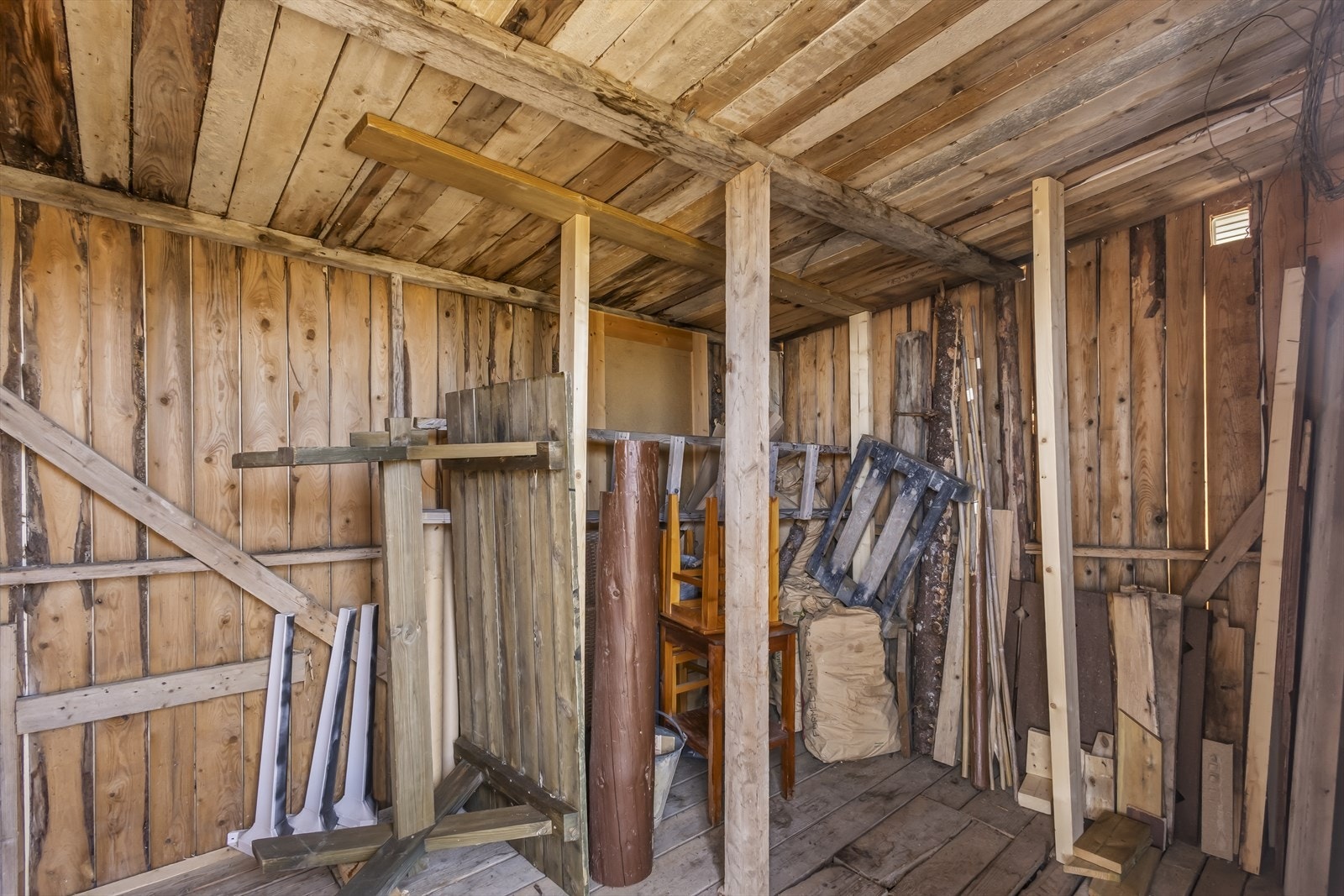 Bod fra 1960 på ca 7 m² med praktisk lagringsplass. Galleribilde